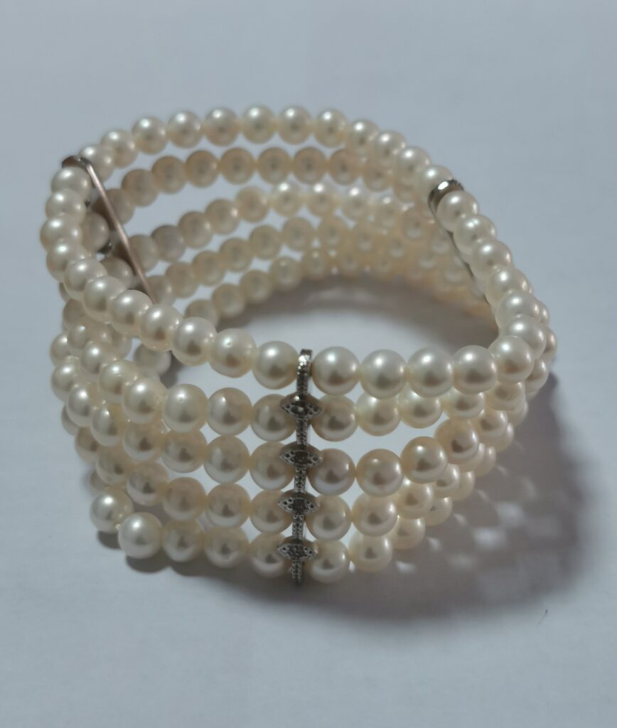 Bracciale multifilo di perle elastico